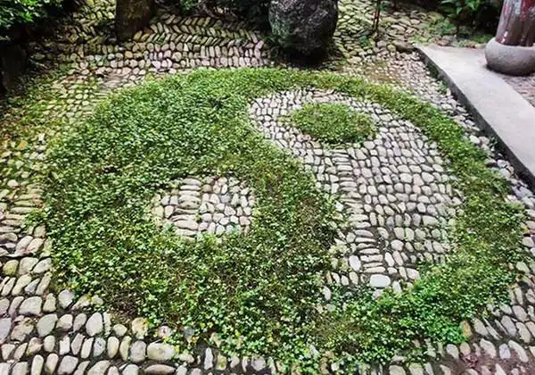 十公里处,离古代县治宣平二十公里,山环水抱,是中国有名的太极星象村