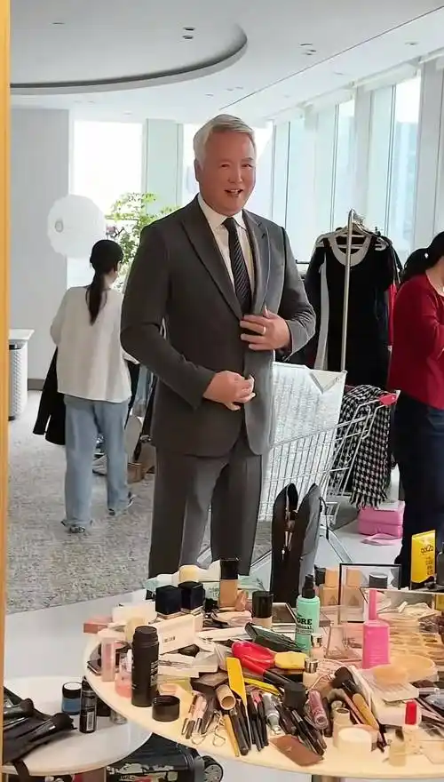 张庭全家福曝光,13岁儿子身高直逼180,女儿身材高挑似超模