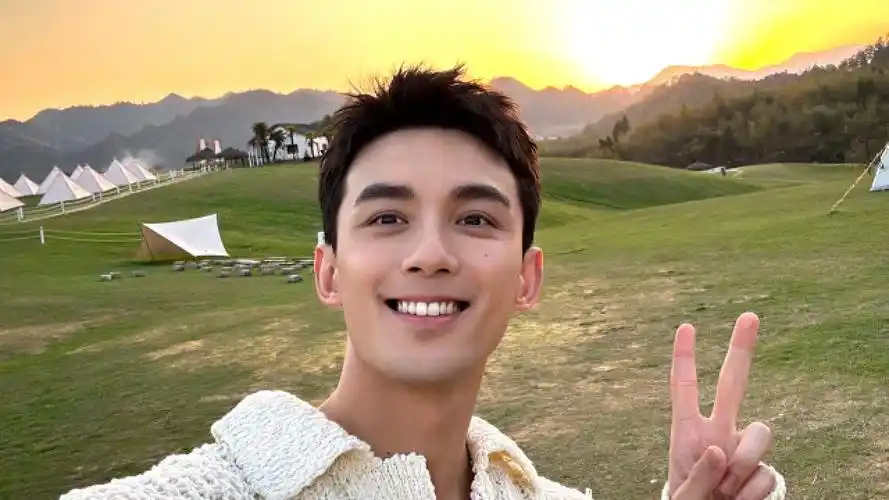 "内娱流浪汉"吴磊新疆骑行,边欣赏风景好治愈,网友:演我向往的生活