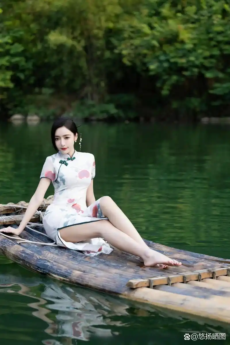 江南水乡,婀娜多姿的旗袍美女#养眼美女