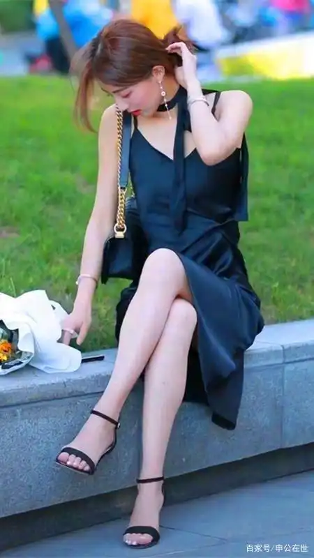 美女搭配高跟凉鞋尽情展现美好气质,穿出自我个性,时髦一个季节