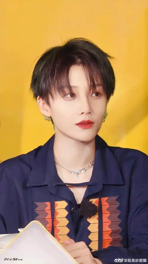 刘雨昕正能量偶像#刘雨昕最新自拍96 阳光下的@the9-刘雨昕鸭擅帽