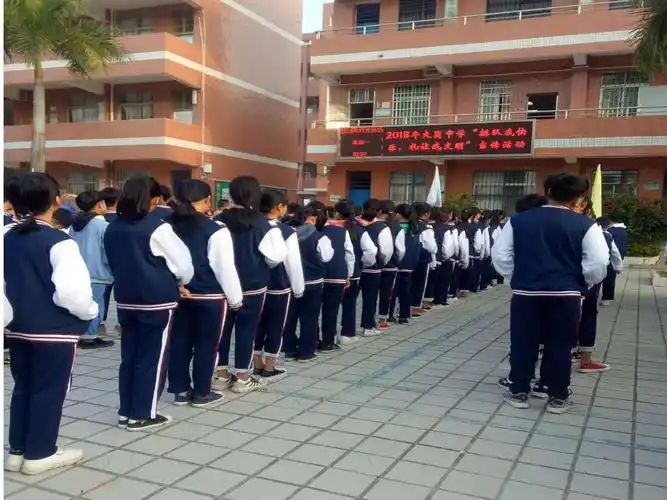 大岗中学开展"排队我快乐,礼让我文明"宣传活动