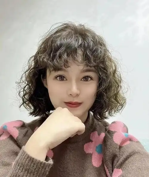 2022短发烫发发型图片女减龄 超级显脸小的短发造型