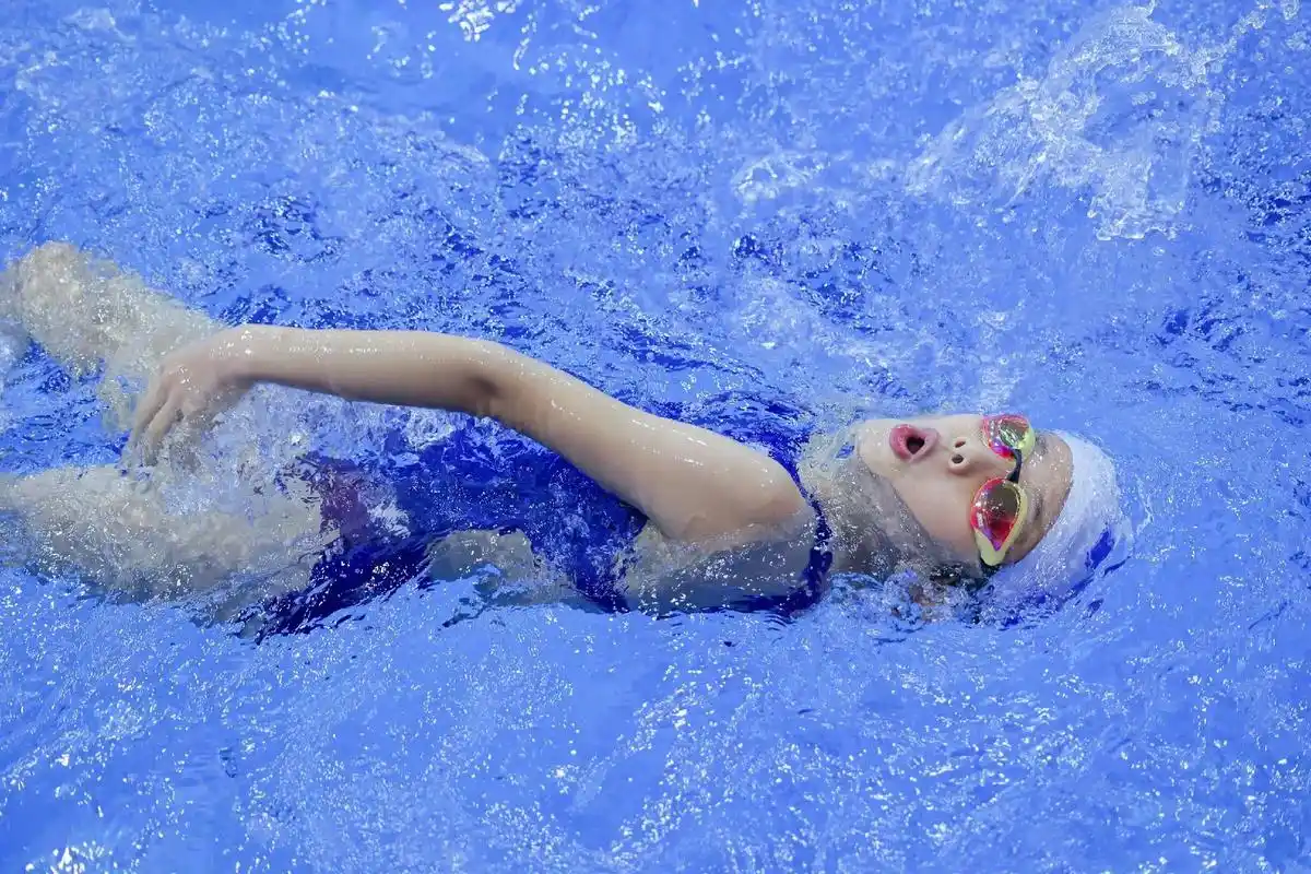 游泳比赛拍摄.今天第二场拍摄,上午室外寒风刺骨拍摄.下午短裤 - 抖音