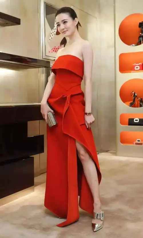 徐璐穿红色长裙出席活动站着甜如仙女坐着辣如御姐