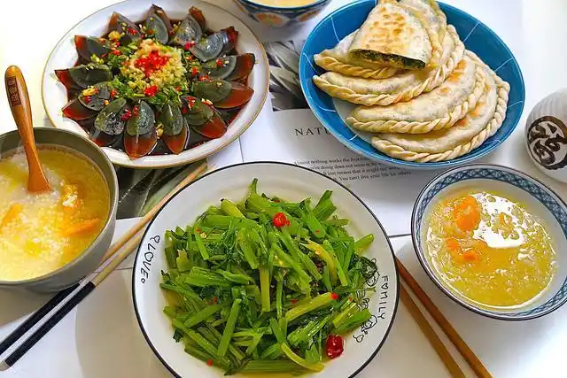 一家三口的精致晚餐,营养全面又美味,网友看到韭菜盒子被馋哭了