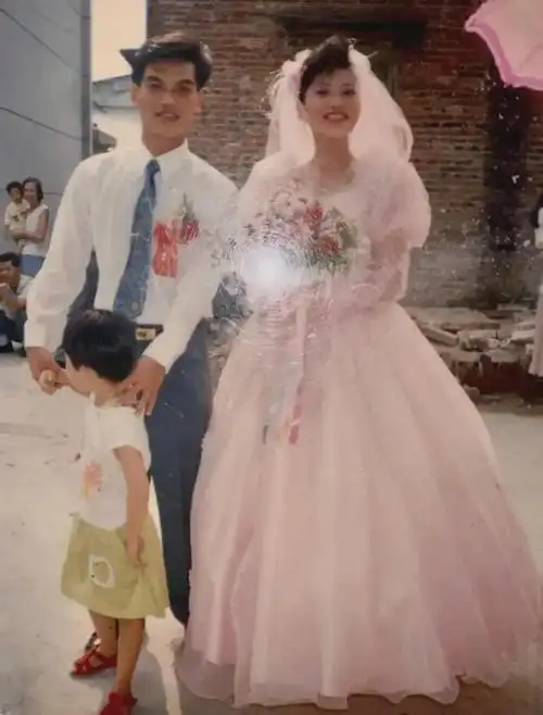 90年代,新婚夫妻结婚时合影,小伙穿白衬衣打领带新娘穿粉色婚纱