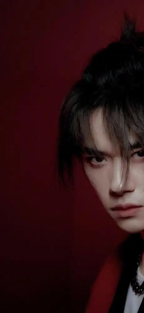 易烊千玺高清壁纸你追世界我追逐你背影