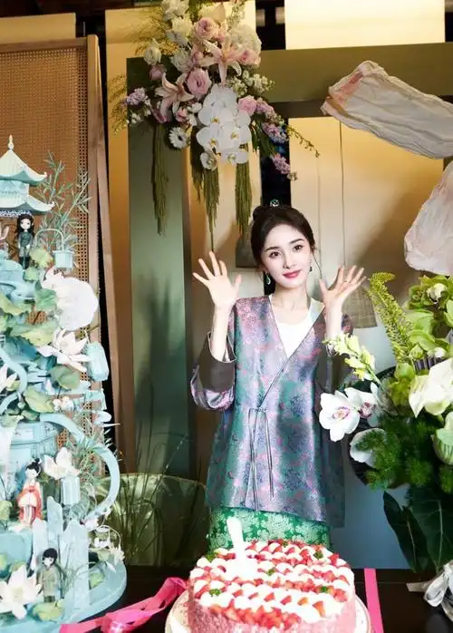 杨幂,一位备受瞩目的女演员,在她的生日派对上,以华丽绸缎衫和优雅