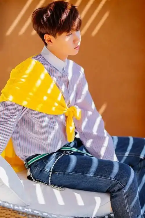 汪苏泷穿v领针织衫内搭的衣服抢镜了脖子不会冻着了呢