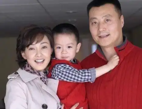 51岁郭冬临80后妻子近照曝光,并不是牛莉,坦言妻管严看透演艺圈