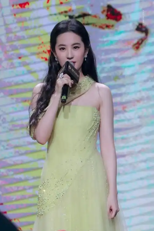 各站姐发的刘亦菲##最癫站姐