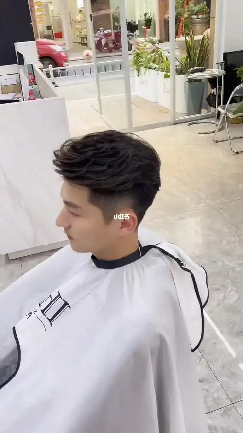 男生背头港风感十足