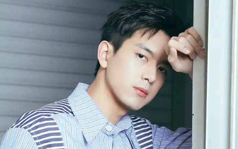 小清新李现帅气壁纸_你的现男友出现