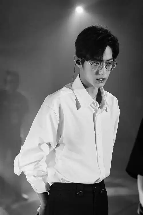 肖战骄阳伴我白衬衫路透来了,糊图都挡不住的帅气