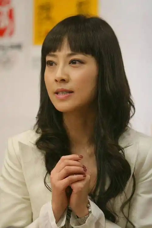 张卫健46岁妻子罕见露面,有些衰老不过仍然漂亮,老了也很文艺_张茜