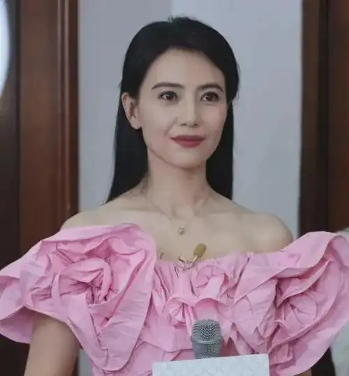 44岁高圆圆近照老态明显!皱纹增多妆造翻车,却治好网友容貌焦虑