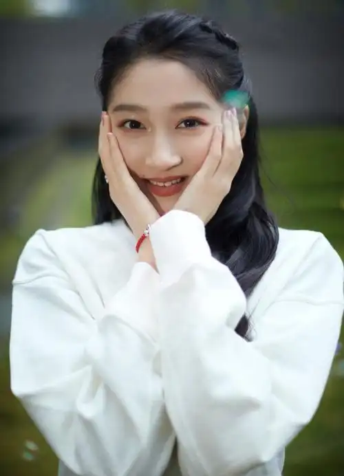 关晓彤穿白衣黑裙拍写真 花式卖萌长腿抢镜