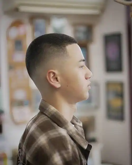 男士爆款发型来了,圆寸头,飞机头,周边光发型,两侧铲短烫发