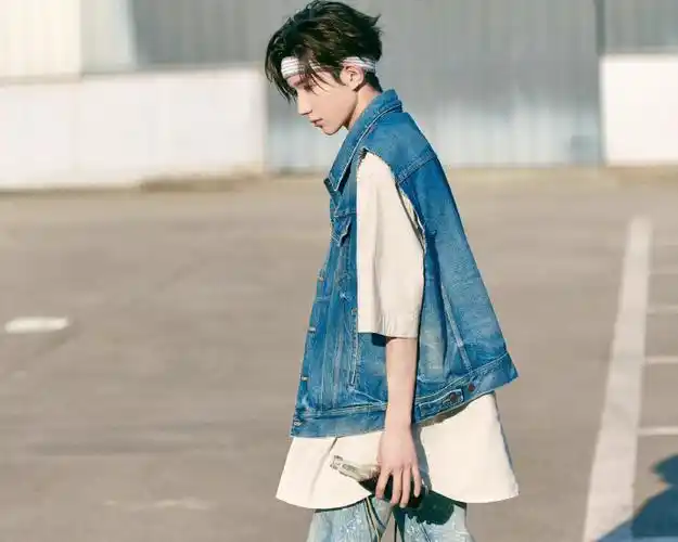 王源牛仔外套机场饭拍