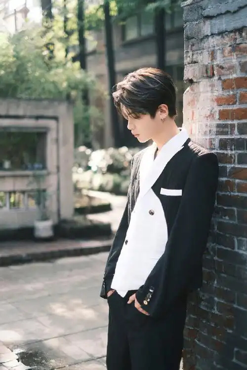 黄明昊黑白撞色西装##黄明昊这就是潮流