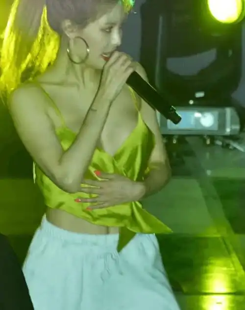 泫雅穿吊带衫打个蝴蝶结固定,热舞意外散开,一直用手抓让人尬