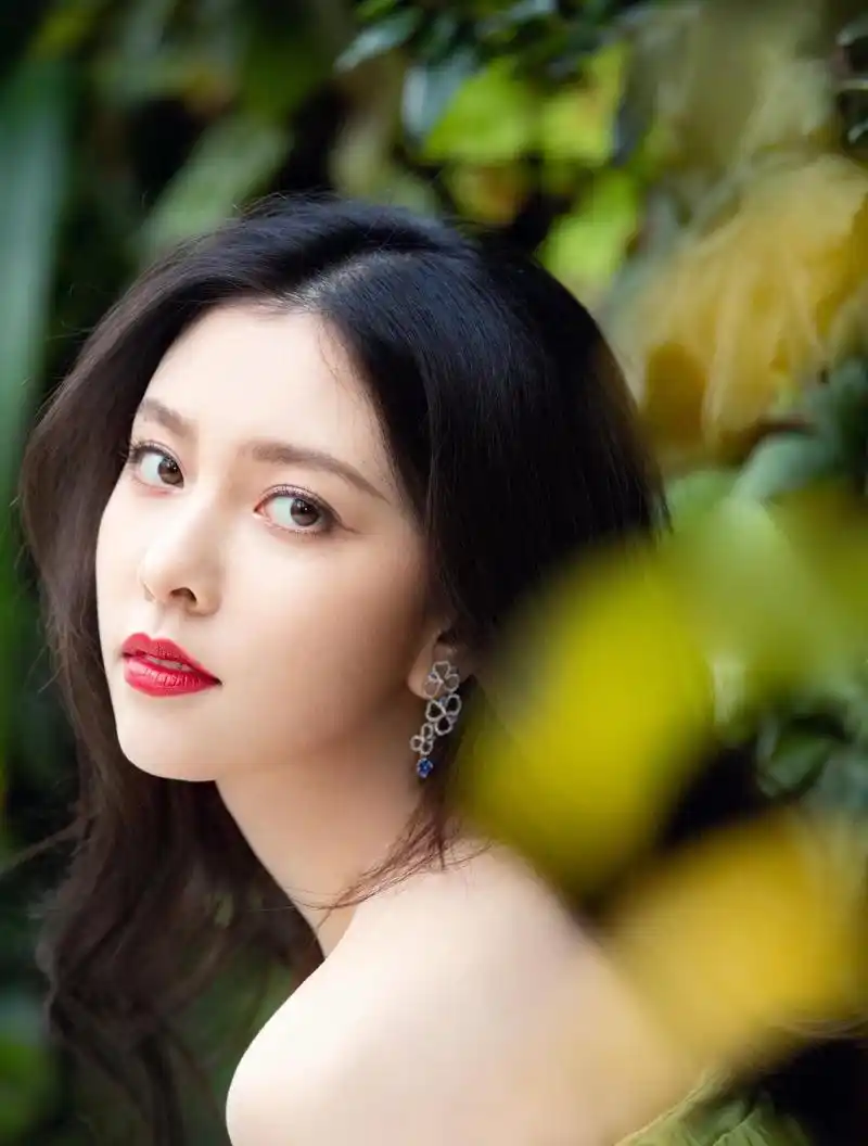 28岁宋妍霏,真是性感啊!长相"妖艳"身材好迷人!