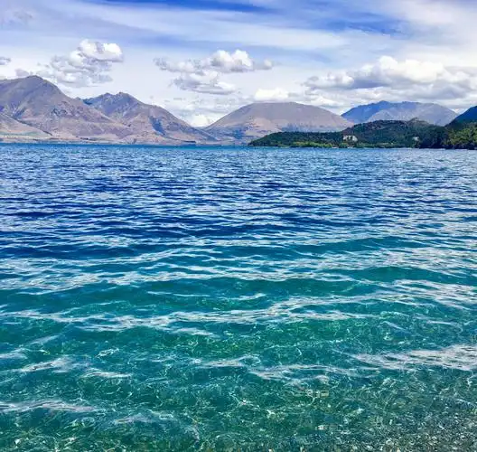 清澈见底的湖水,真想一口气喝个够.