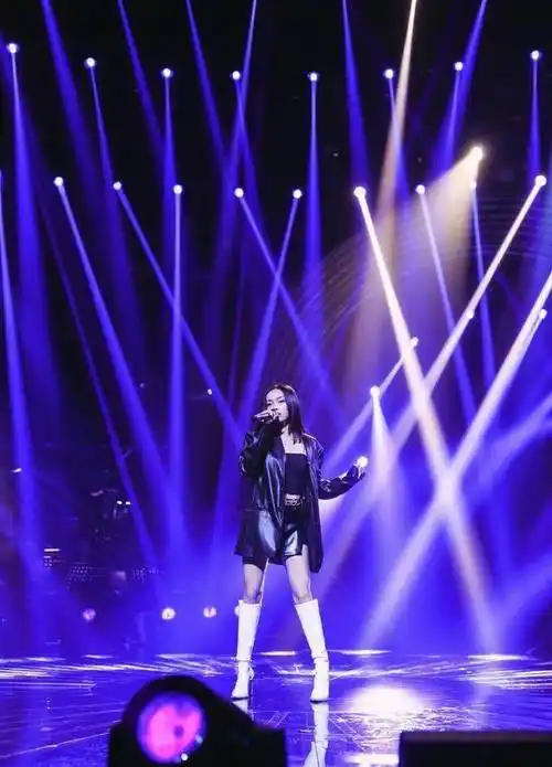 据悉,李佳琦和刘柏辛作为堂兄妹,之所以姓氏不同,是因为一个随奶奶姓