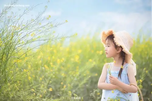 在小女孩自家的菜地给她拍一组照片.我的人像摄影班开