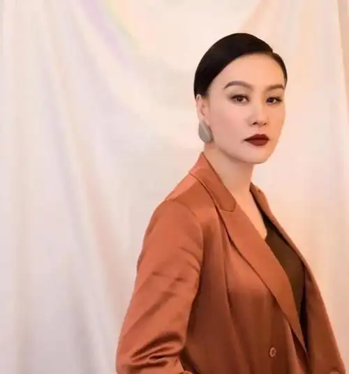 56岁的邬君梅为何越老越有韵味把握3个关键女人都能优雅老去