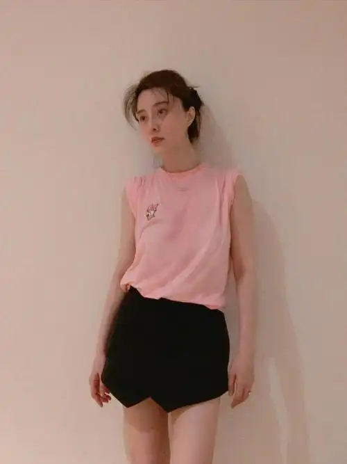 而且,无论什么风格的穿搭,在范冰冰穿上之后,可以说都是美得令人羡慕!