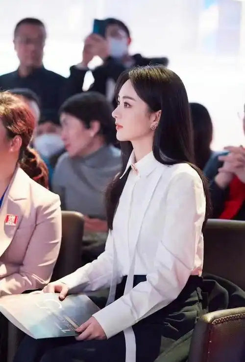 赵丽颖中国艺术大会出席,西装革履气场拉满,圆脸,大眼睛很甜美