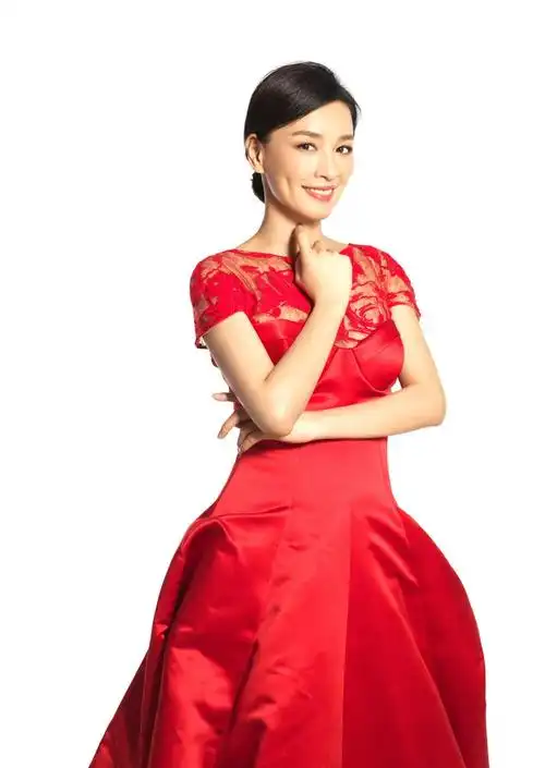 张庭着红色礼服露甜美笑容