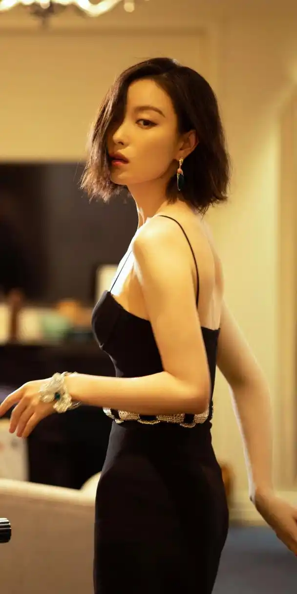 倪妮暗夜氛围感写真,黑色礼服勾勒窈窕曲线,这谁顶得住?