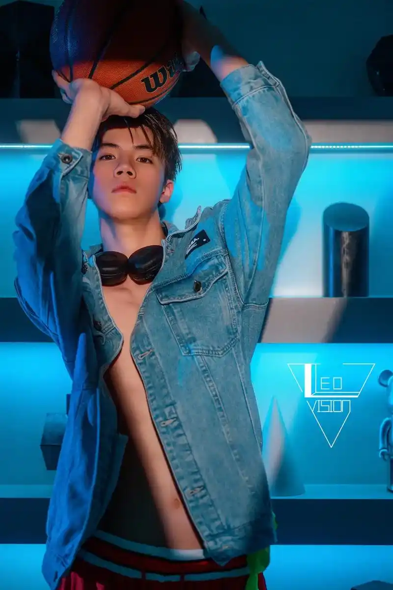 hw|leo(f) #痞帅 #颜值 #帅哥 #181 #眼神 - 抖音