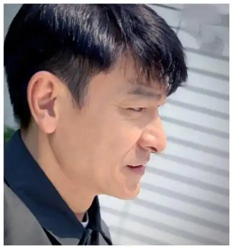 58岁刘德华真实近照曝光!满脸皱纹但头发乌黑,比李连杰年轻太多