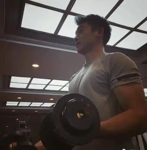 原创35岁郑恺近照曝光为拍片暴增40斤再减回肌肉男这也太开挂了