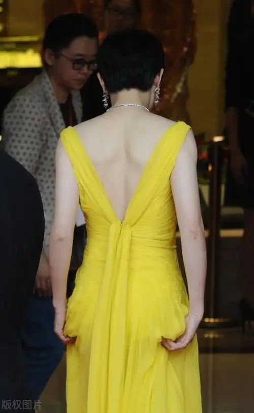 38岁孙俪性感亮相穿黄色长裙身材苗条蝴蝶背更惊艳