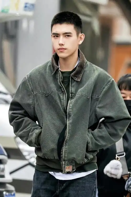 陈飞宇李峋寸头造型饭拍图