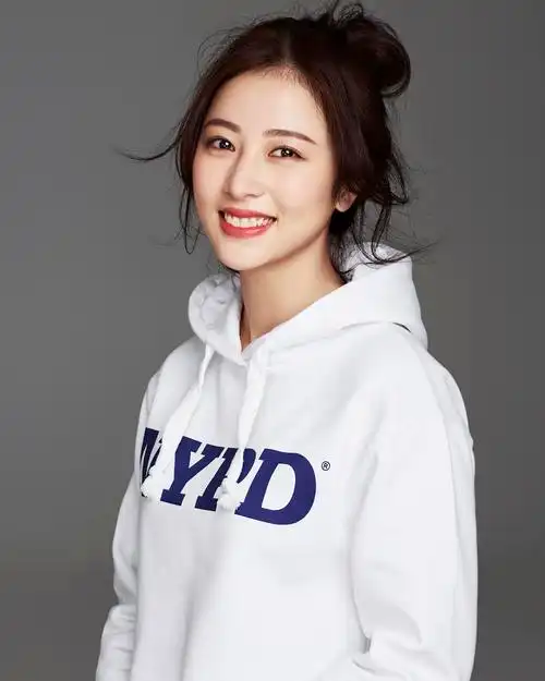 周雨彤运动风大片曝光 俏皮随性活力十足