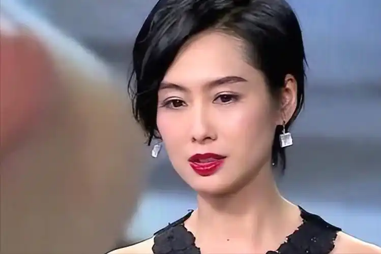 回顾52岁朱茵现状住深山残屋开97年破车久违露面大变样