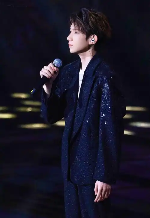 中秋晚会王源台下分月饼,给了范丞丞林允,却忘给关晓彤表情愣住