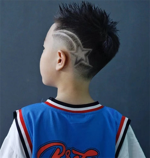 "导读:小男孩适合的发型推荐,简单个性的雕刻发型,打造出酷帅小潮童