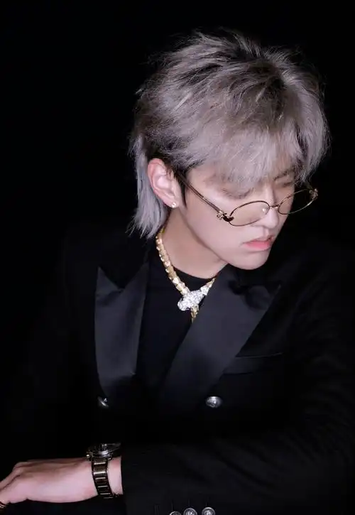 吴亦凡银发亮相真是什么发型都能hold住的凡凡