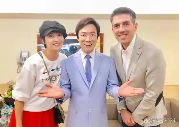 封麦5年的费玉清罕见露面为梁咏琪演唱会助威梁老公是费歌迷