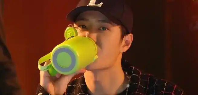 王一博水杯是应援色