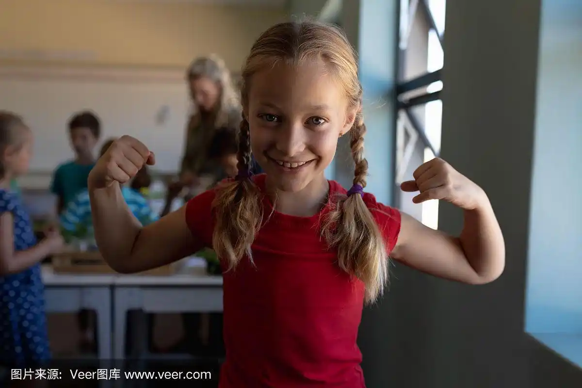 女生,肱二头肌,鼓起肌肉,教室,人类肌肉