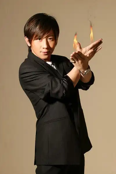 2013年, 王力宏冲到春晚后台, 怒扇刘谦两耳光, 董卿在一旁被"吓傻"